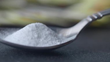 Yapay tatlandırıcı tozu masada. ,