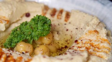 Nohut ve taze otlarla servis edilen lezzetli humus..