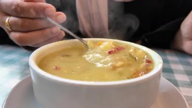 Buharda pişen lezzetli çorba rahat bir ortamda..