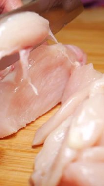 Balığın ustalıkla fileto edilip pişirilmesini izleyin..