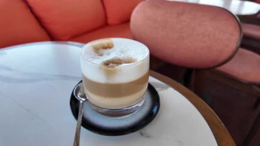 Şık bir ortamda servis edilen, zengin ve kremalı bir kahvenin keyfini çıkarın..