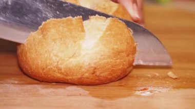 Lezzetli bir aşçılık deneyimi için taze ekmek dilimliyorum..