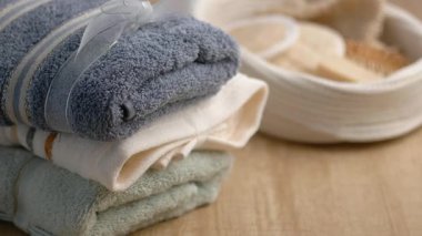 Yumuşak havlular sakin bir ortamda spa aksesuarlarının yanına güzelce istiflenir..