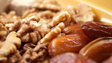 Lezzetli bir tabak dolusu fındık ve atıştırmalık hurma hazırlıyorum..