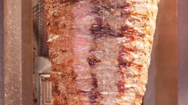 Sokak yemekhanesinde gerçekleşen uzman ızgara işlemini izleyin.