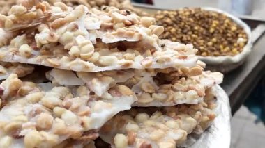 Satıcılar yakınlarda müşteriler dolaşırken lezzetli bir fındık ziyafeti hazırlıyorlar..