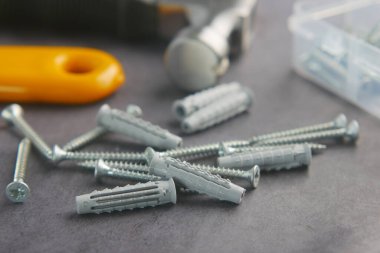 Araçlar ve teçhizatlar bir proje için hazır bir yüzeye yayılmış durumda..