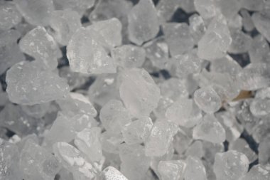 Temiz buz kristalleri parlak, yansıtıcı bir şekilde dağılmış..