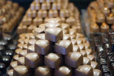 Yerel bir şekerci dükkanında güzel şekilli çikolatalar..