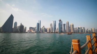 Canlı bir şehirde rıhtım boyunca binalar sergileniyor..