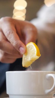 Sıcak bir içeceğin tadını arttırmak için bir dilim limon ekliyorum..