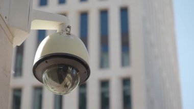 Gözetleme kamerası hareketli bir şehirdeki aktiviteleri yakalıyor..