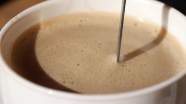 Nefis köpüklü bir kahve içeceğinin ustaca hazırlanışına tanık olun..