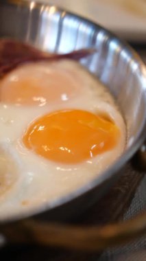 Klasik bir tavada mükemmel kızarmış yumurta manzarasının tadını çıkar..