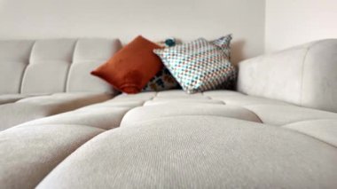 Yumuşak bir kanepenin renkli yastıklarla süslendiği rahatlatıcı bir yer..