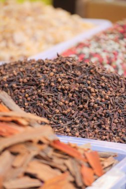 Karanfil ve tarçın içeren renkli bir baharat dizisi piyasayı dolduruyor..