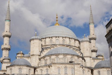 Büyük camide mimari ve yükselen minareler sergileniyor.