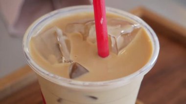 Dışarıdaki sıcak bir günde buzlu kahveyi yudumlamak.