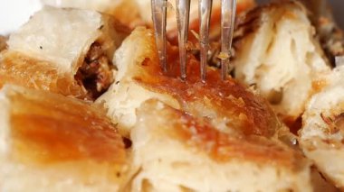 Bu yemek lezzetli bir hamur işi sunuyor. Atıştırmalıklar için mükemmel..