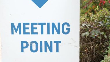 Açık işaret, yemyeşil park ortamındaki buluşma noktasını gösteriyor..