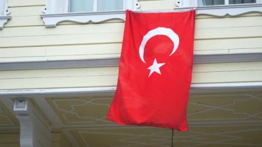 Ulusal gururu gözler önüne seren bir binaya parlak bir Türk bayrağı asıldı.