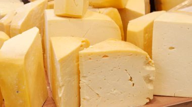 Köy ortamında geleneksel peynir yapma tekniklerini keşfedin.