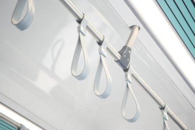 Trenin tavanına asılmış el kemerleri, banliyö için hazır..