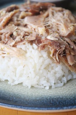 Yumuşak beyaz pirinç üzerinde leziz doğranmış et, sağlıklı bir yemek için mükemmel..