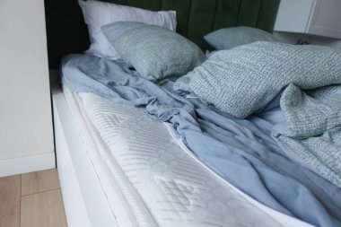 Yapılmamış yatak yumuşak yastıklar ve hoş geldin ortamında hafif yataklar..