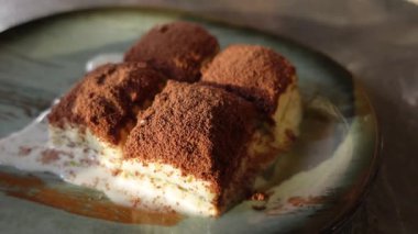 Şam fıstığı kırıntılarıyla serpiştirilmiş otantik baklava dilimlerinin tadını çıkarın.