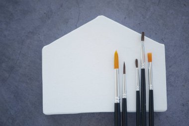 Fırçalar, gri arkaplanda boş bir tuval ile düzgünce düzenlenir..