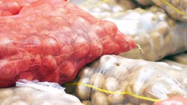Markette içi taze patates ve domates dolu renkli poşetler..