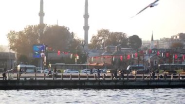 Arka planda camiler olan deniz kenarındaki aylakların manzarasının tadını çıkarın..