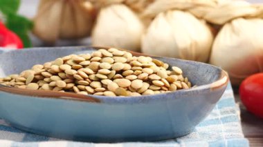 Masadaki bir kasede mercimek ,