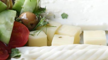 Renkli sebzeler ve pürüzsüz peynirlerle birlikte öğle yemeğinde servis ediliyor.