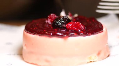 Kremalı ve böğürtlenli güzel bir tatlı..