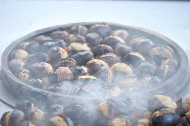 Kestaneler kızartılıyor, markette duman ve buhar yayıyorlar..