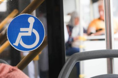 Otobüsteki mavi erişilebilirlik sembolü engelli sürücüler için desteği gösterir.