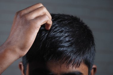 Bir çocuk kafasını içeride kaşıyarak derin derin düşünür..