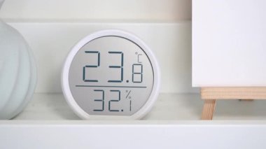 Modaya uygun bir cihaz gerçek zamanlı sıcaklık ve içeride nem seviyelerini gösterir..