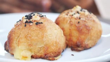 Bir kafede lezzetli malzemelerle dolu lezzetli hamur işlerinin tadını çıkarın..