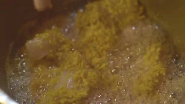 Mükemmel doku için ev mutfağında kaynar suda tavuk pişirmek..