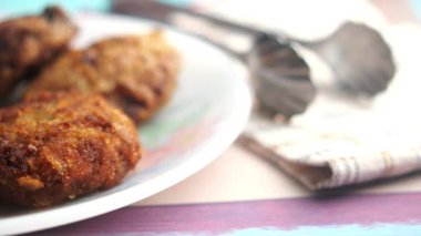 Çatal bıçakla servis edilen kızarmış yemeğin tadını çıkarın..