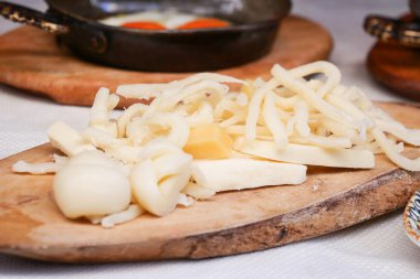 Peynir ahşap bir tahtada, yemek yapmaya ya da servis yapmaya hazır..