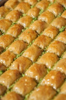 Taze pişmiş baklava servis edilmeye ve keyif almaya hazır bir tepside oturur..