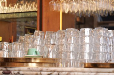 Gözlükler, hareketli bir kafe ortamının tezgahında düzgünce istiflenir..