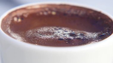 Sıcak bir atmosferde Türk kahvesine yakın çekim .