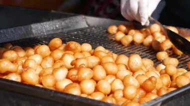 Kızarmış Türk eğlence topları hazırlanıyor..