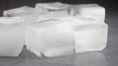 Temiz buz küpleri pürüzsüz bir yüzeye dizilir, içecekler için ideal..