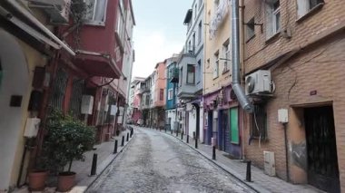 Dar sokaklarda renkli binalar ve tuhaf cazibeyle dolaş..